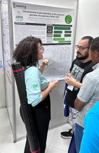 Gabriely Santos de Oliveira Presenting his poster at Xmeeting 2025